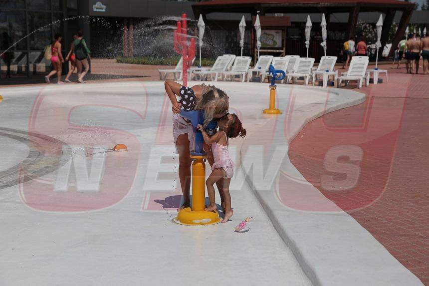 FOTO / Sânziana Buruiană a dat în mintea copiilor! Şi-a dus fetiţa la piscină, dar ea şi-a făcut de cap mai mult