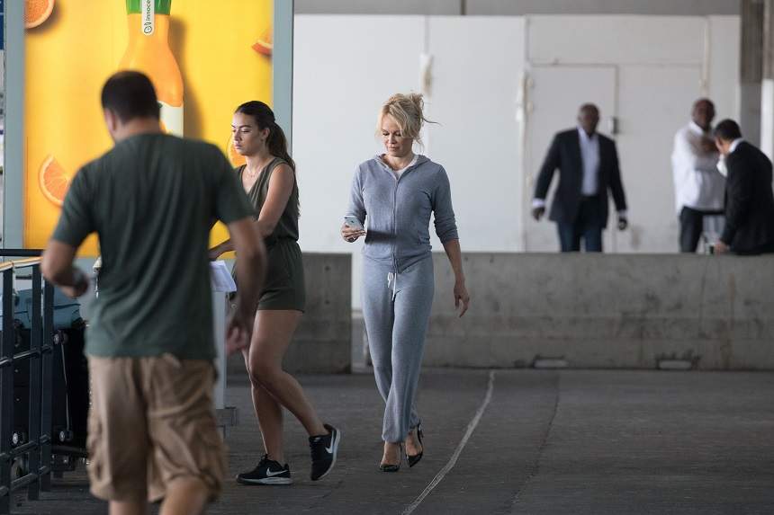 FOTO / Pamela Anderson a defilat în trening și pantofi cu toc! Gafă de proporţii sau în tendinţe?