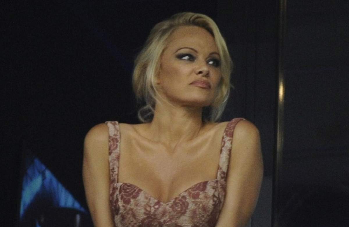 FOTO / Pamela Anderson a defilat în trening și pantofi cu toc! Gafă de proporţii sau în tendinţe?