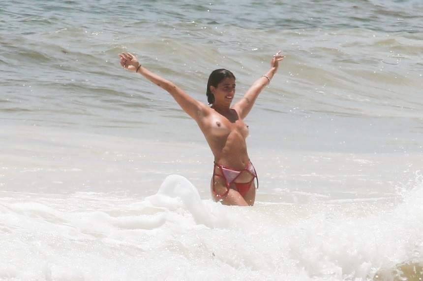 FOTO / Show de zilei mari la plajă. O cântăreaţa celebră şi prietena sa, topless şi fără inhibiţii