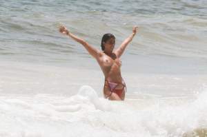 FOTO / Show de zilei mari la plajă. O cântăreaţa celebră şi prietena sa, topless şi fără inhibiţii