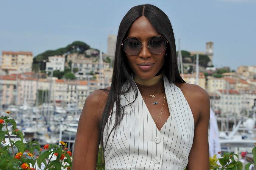 FOTO / Naomi Campbell e "bombă" sexy la 48 de ani! Modelul de ciocolată, în costum de baie pe vapor