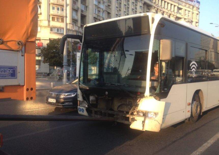 FOTO / Accident teribil în această dimineaţă, în Piaţa Victoriei, din Capitală. Sunt trei victime!