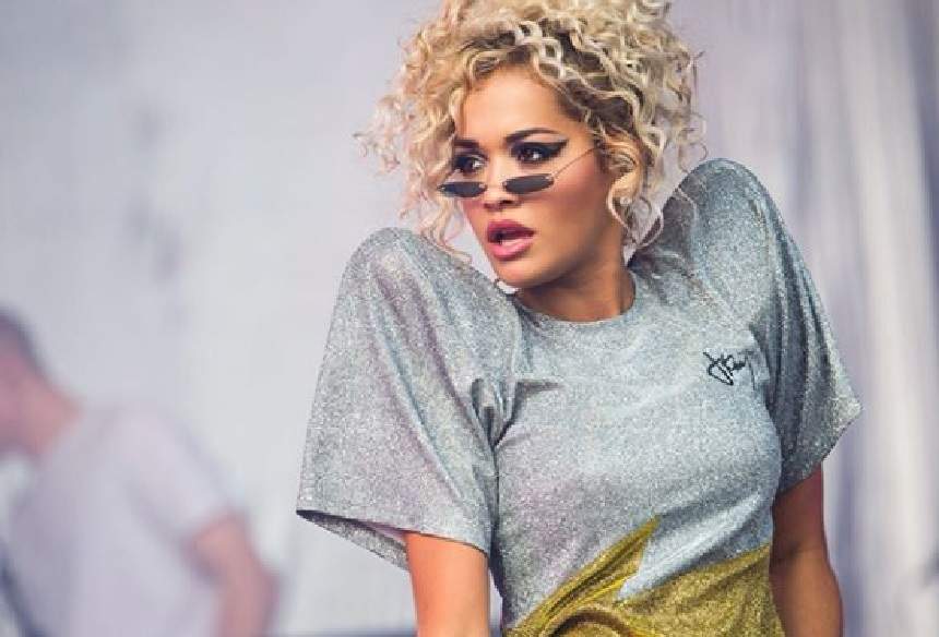 FOTO / Rita Ora, apariţie controversată. Cântăreaţa a părăsit hotelul mai mult dezbrăcată decât îmbrăcată