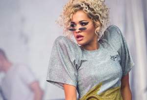 FOTO / Rita Ora, apariţie controversată. Cântăreaţa a părăsit hotelul mai mult dezbrăcată decât îmbrăcată
