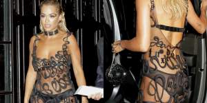 FOTO / Rita Ora, apariţie controversată. Cântăreaţa a părăsit hotelul mai mult dezbrăcată decât îmbrăcată