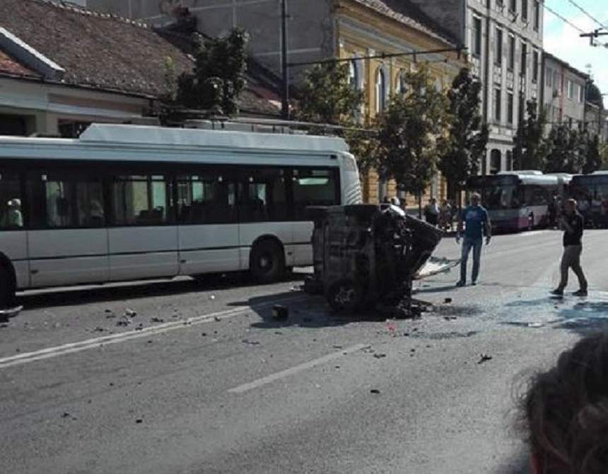 FOTO / Accident foarte grav în Cluj! Două autoturisme şi un troleibuz s-au ciocnit