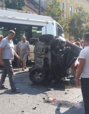 FOTO / Accident foarte grav în Cluj! Două autoturisme şi un troleibuz s-au ciocnit