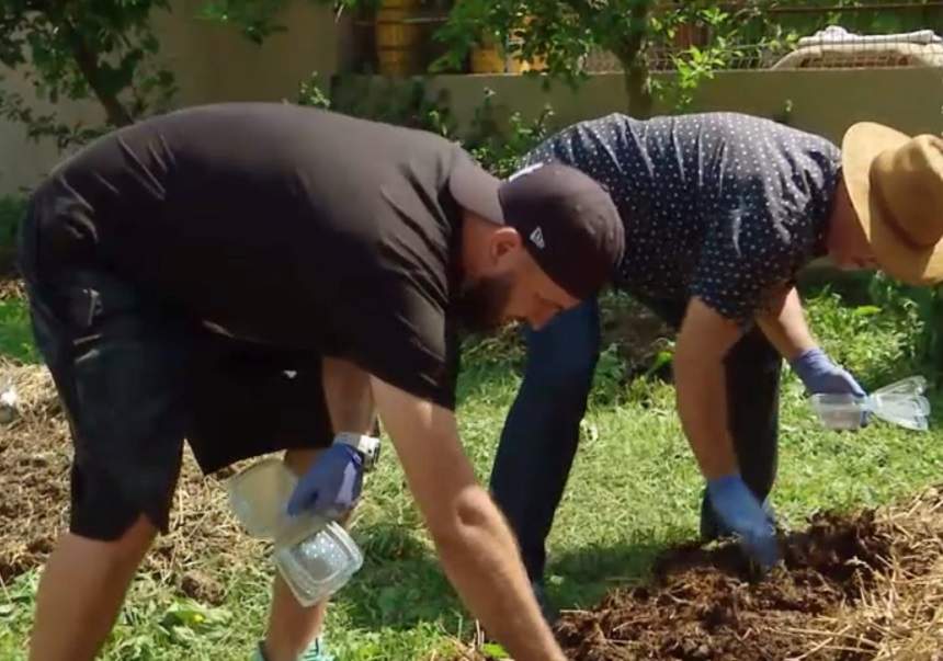 FOTO / Provocare puţin... scârboasă! Concurenţii de la "Poftiţi la nea Mărin", supuşi la probe grele