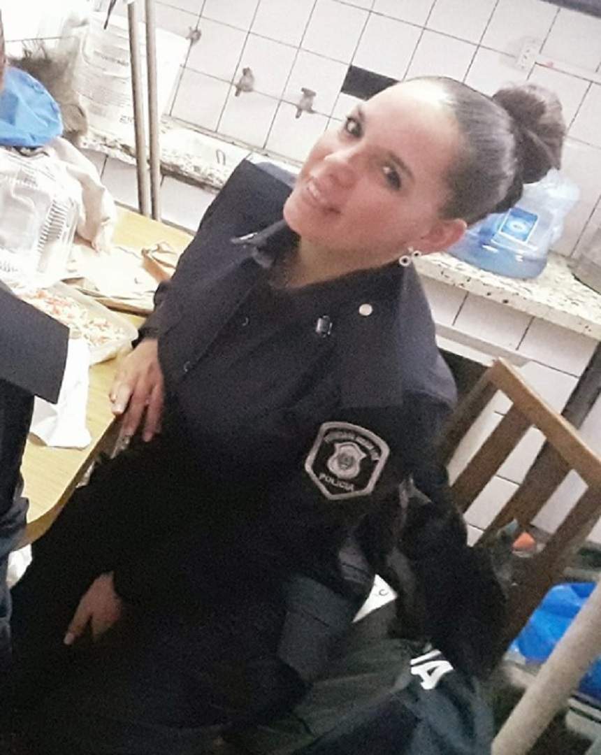 O poliţistă a alăptat bebeluşul unei deţinute, pe holul unui spital! Declaraţia emoţionantă a femeii, după ce a fost promovată