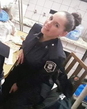 O poliţistă a alăptat bebeluşul unei deţinute, pe holul unui spital! Declaraţia emoţionantă a femeii, după ce a fost promovată