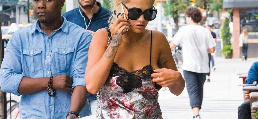 FOTO / Rita Ora, la un pas de un dezastru vestimentar. S-a ținut cu disperare de rochie