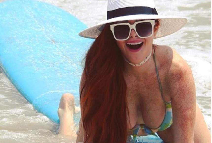 FOTO / Actriță celebră, de tot râsul pe plajă! Și-a scos celulita și sânii lăsați la înaintare