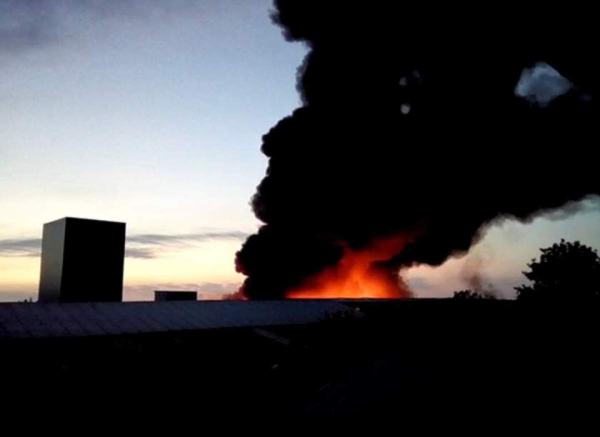 UPDATE: VIDEO / Incendiu devastator la o fabrică din Ialomița. Pompierii l-au stins după 12 ore