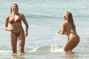 FOTO / Scene deocheate la plajă! Siliconata preferată a bărbaților a făcut show erotic alături de o prietenă