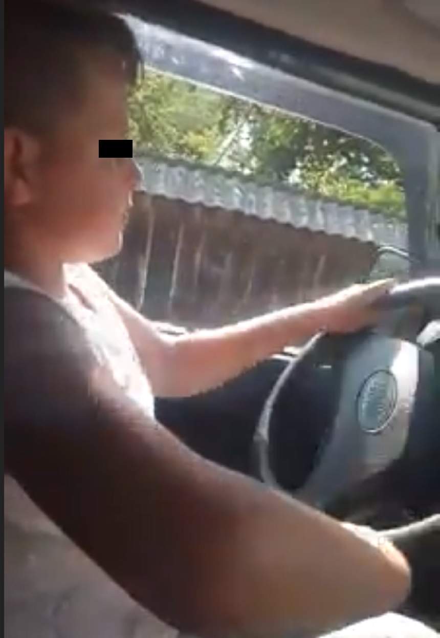 FOTO / Inconștiență dusă la extrem! Un copil de 12 ani este singur la volan, în timp ce este încurajat să conducă