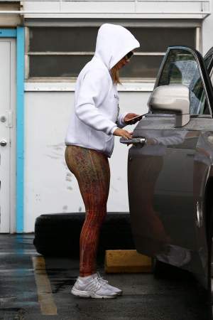 FOTO / Jennifer Lopez, surprinsă la o spălătorie auto într-un outfit scandalos. Diva nu a trecut neobservată