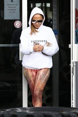 FOTO / Jennifer Lopez, surprinsă la o spălătorie auto într-un outfit scandalos. Diva nu a trecut neobservată