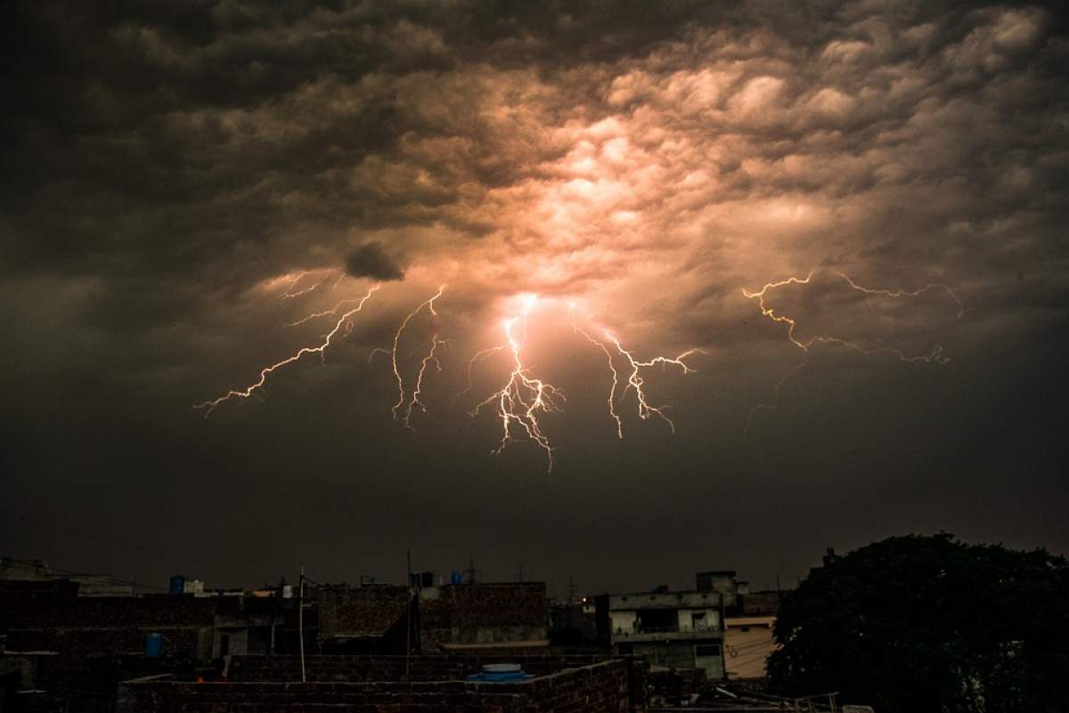 Avertisment de ultimă oră al meteorologilor. Furtunile pun stăpânire pe aproape jumătate din țară