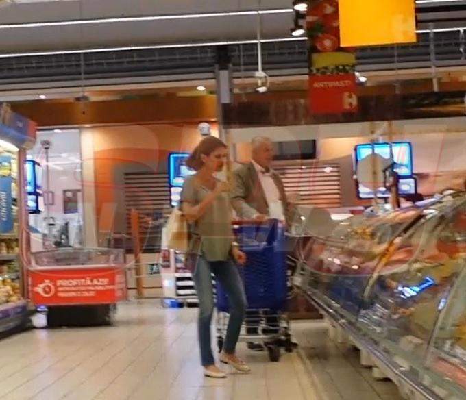 VIDEO PAPARAZZI / Sorin Oprescu trage cu casa! A ieşit cu iubita la cumpărături, dar nu în mall