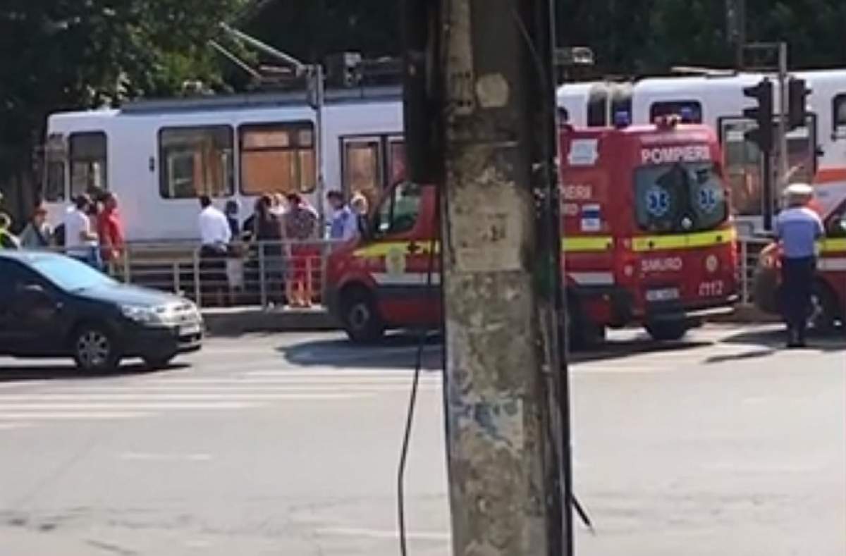 Incident grav în Bucureşti! Un tânăr de 25 de ani a fost prins sub un tramvai