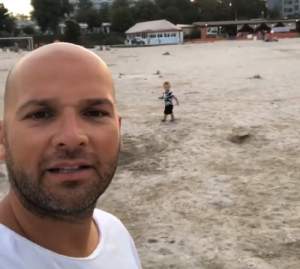 VIDEO / Imagini emoţionante cu Andrei Ştefănescu şi fiul. Cum au fost filmaţi la malul mării