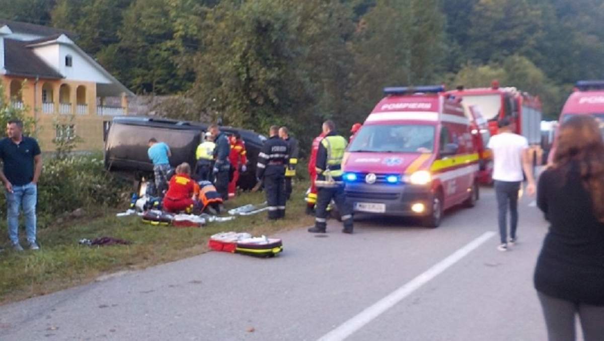 FOTO / Accident grav în Bistriţa-Năsăud! O mamă cu trei copii s-au răsturnat cu maşina. Acasă o mai aşteptau alţi nouă