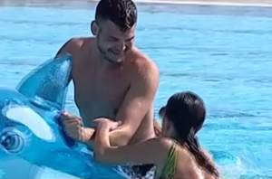 VIDEO / Răzbunarea fetelor! Răzvan Botezatu, aruncat în apă de Raluca şi Natalia