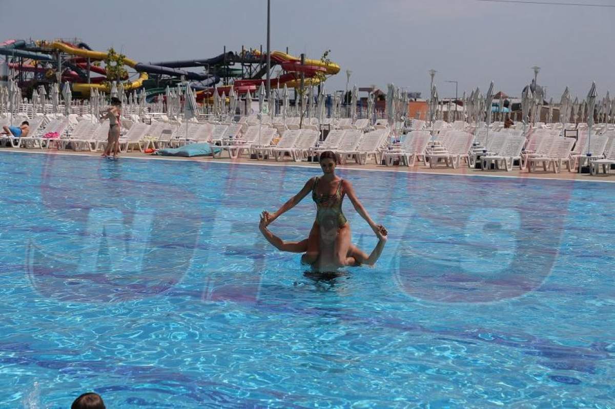 FOTO / S-a urcat pe el şi i-a arătat cine e "şefa"! Bote şi Natalia, distracţie pe cinste în piscină