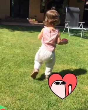 VIDEO / Fetiţa Simonei Gherghe a făcut cunoştinţă cu prima julitură. Cum a reacţionat micuţa după ce s-a accidentat