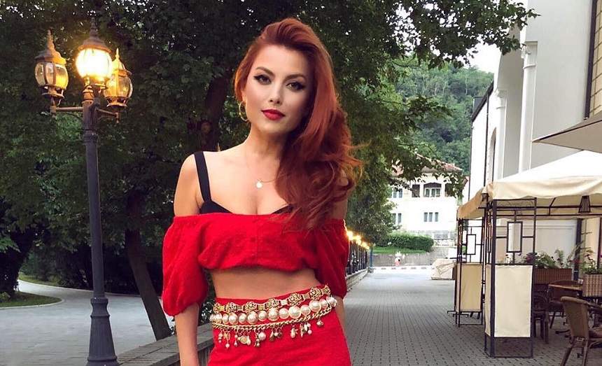 FOTO / Elena Gheorghe, imagini fierbinți la piscină. E mama a doi copii, dar ai zice că le este soră