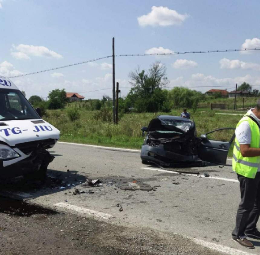 Accident cu 10 victime în Gorj, după ce un microbuz a spulberat o maşină. A fost activat planul roşu