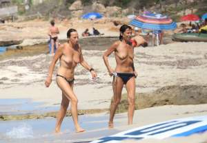 FOTO / Topless la 62 de ani! O cântăreaţă celebră s-a dezbrăcat pe plajă