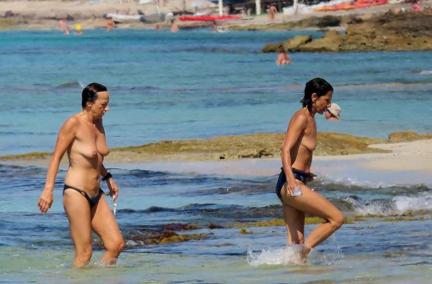 FOTO / Topless la 62 de ani! O cântăreaţă celebră s-a dezbrăcat pe plajă