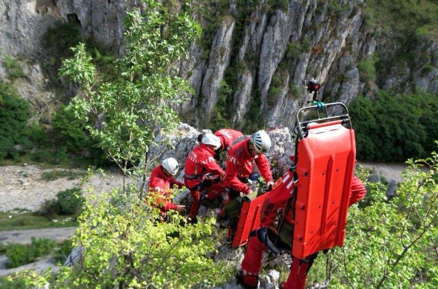 Alertă pe munte. Un turist a căzut într-o prăpastie