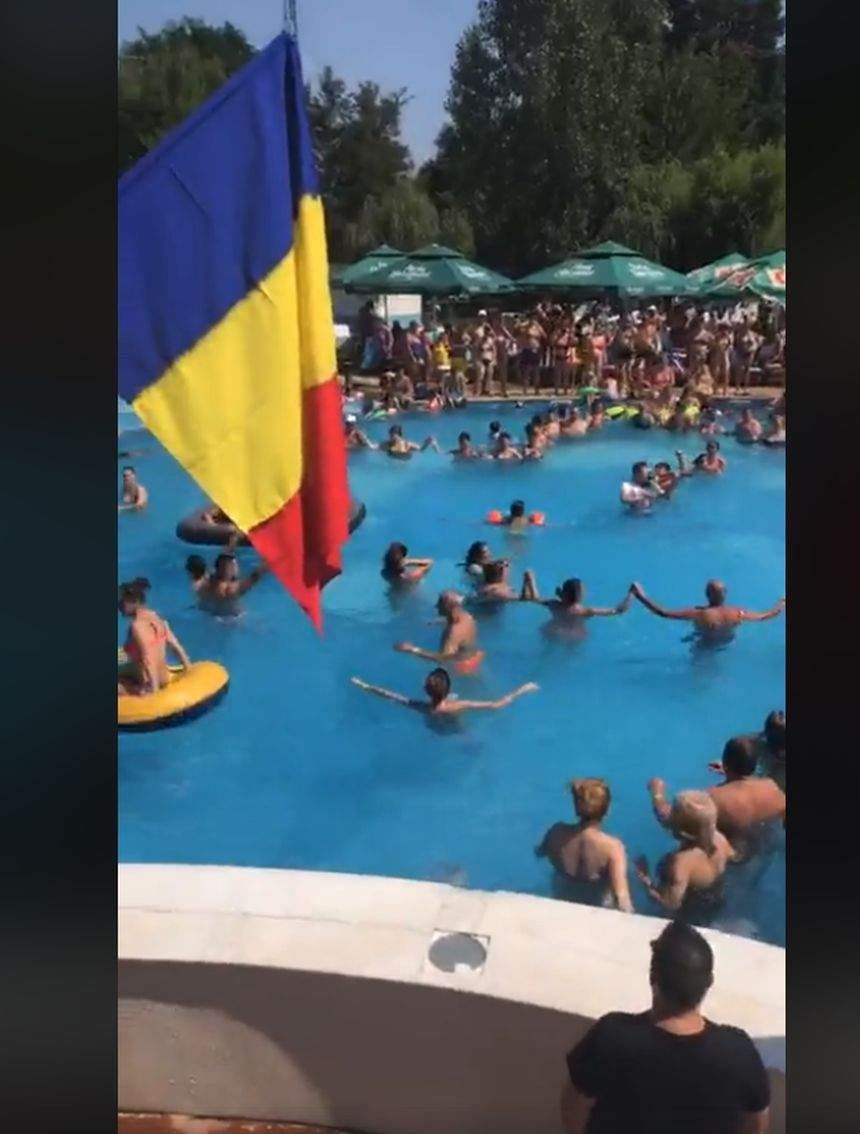 FOTO / Amalia şi Vasilică Ceteraşu, show la piscină. Oamenii au încins o horă chiar în bazin