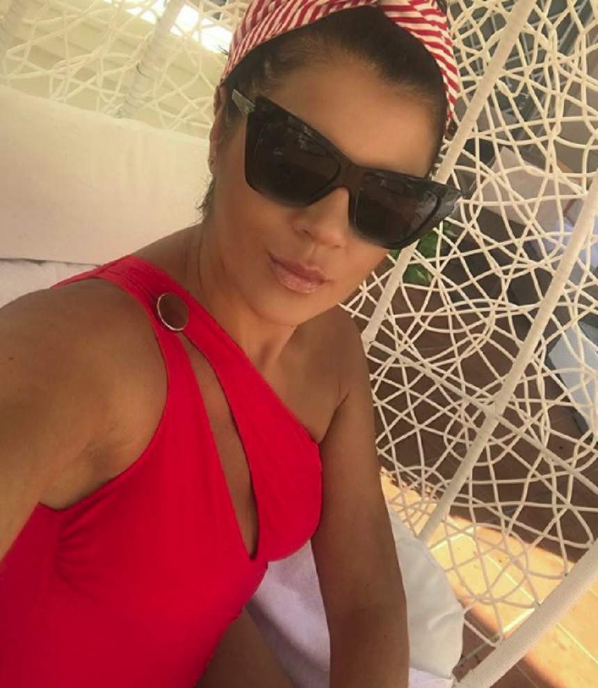 FOTO / Irina Nicolae, în costum de baie la cinci luni de la nașterea copilului: "Îţi stă bine în roşu"