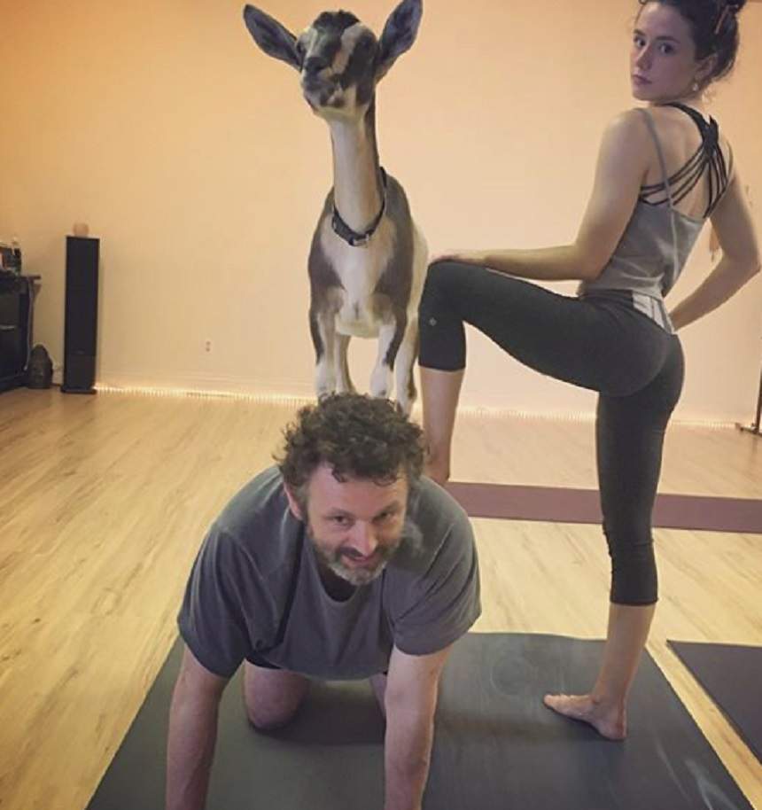 Are 45 de ani şi 49 de kilograme. Kate Beckinsale face yoga cu capre pentru a fi în formă