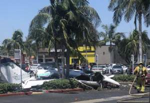 FOTO / Avion prăbușit în parcarea unui centru comercial. Nu există supravieţuitori