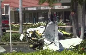 FOTO / Avion prăbușit în parcarea unui centru comercial. Nu există supravieţuitori