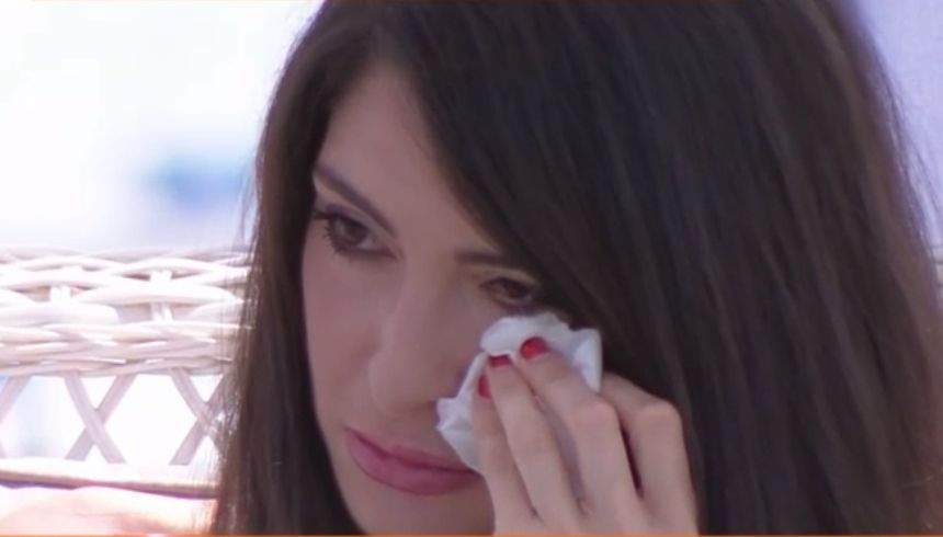 VIDEO / O bombă sexy din showbiz a izbucnit în lacrimi la tv. Şi-a pierdut cea mai dragă fiinţă