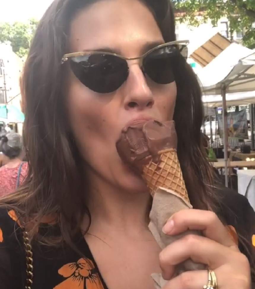 VIDEO / A lins înghețata în cel mai deocheat mod și toată lumea a privit-o! Modelul XXL, Ashely Graham, ipostaze hot pe stradă