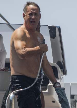 FOTO / Tom Hanks, la bustul gol! Și-a etalat pielea lăsată pe un yaht de lux