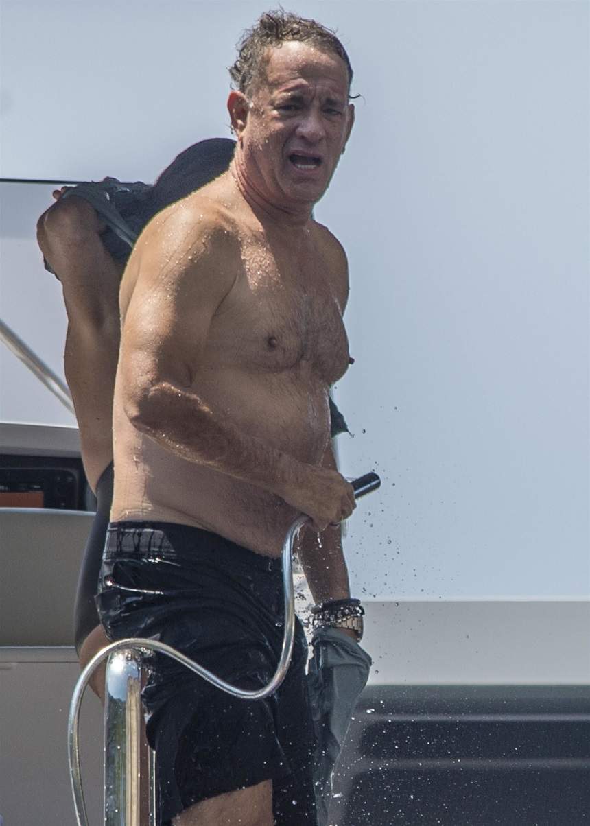 FOTO / Tom Hanks, la bustul gol! Și-a etalat pielea lăsată pe un yaht de lux