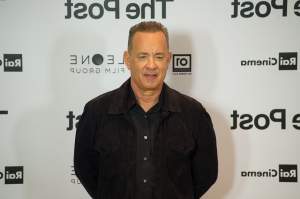 FOTO / Tom Hanks, la bustul gol! Și-a etalat pielea lăsată pe un yaht de lux