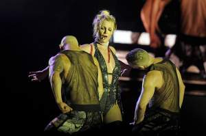FOTO / Corp de invidiat, dar fața o trădează! Britney Spears, apariție deplorabilă pe scenă
