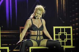 FOTO / Corp de invidiat, dar fața o trădează! Britney Spears, apariție deplorabilă pe scenă
