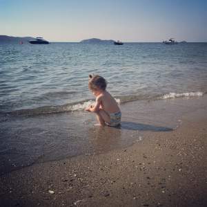 Fotografii adorabile cu fetiţa Simonei Gherghe. A mers în prima ei vacanţă la mare: "Iubirea mea"