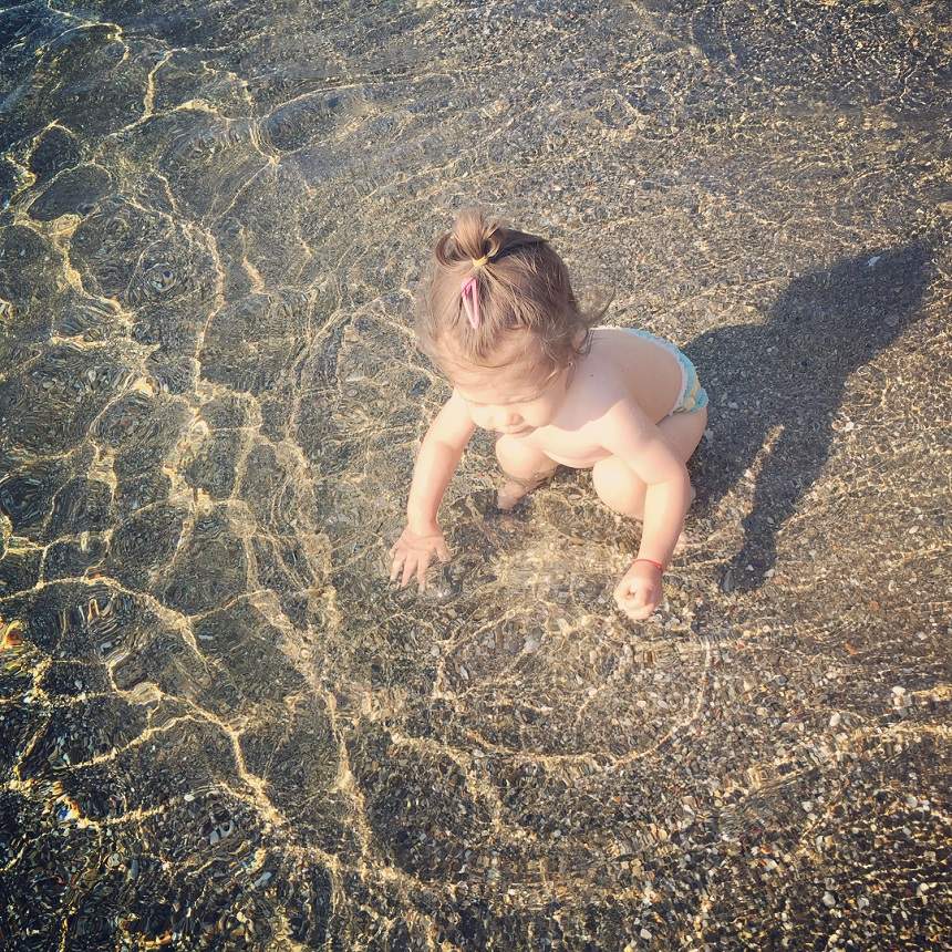 Fotografii adorabile cu fetiţa Simonei Gherghe. A mers în prima ei vacanţă la mare: "Iubirea mea"