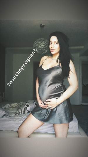 FOTO / Betty Salam, în lenjerie intimă, în dormitor. Imaginile în care se vede cu adevărat cum arată gravidă în 7 luni